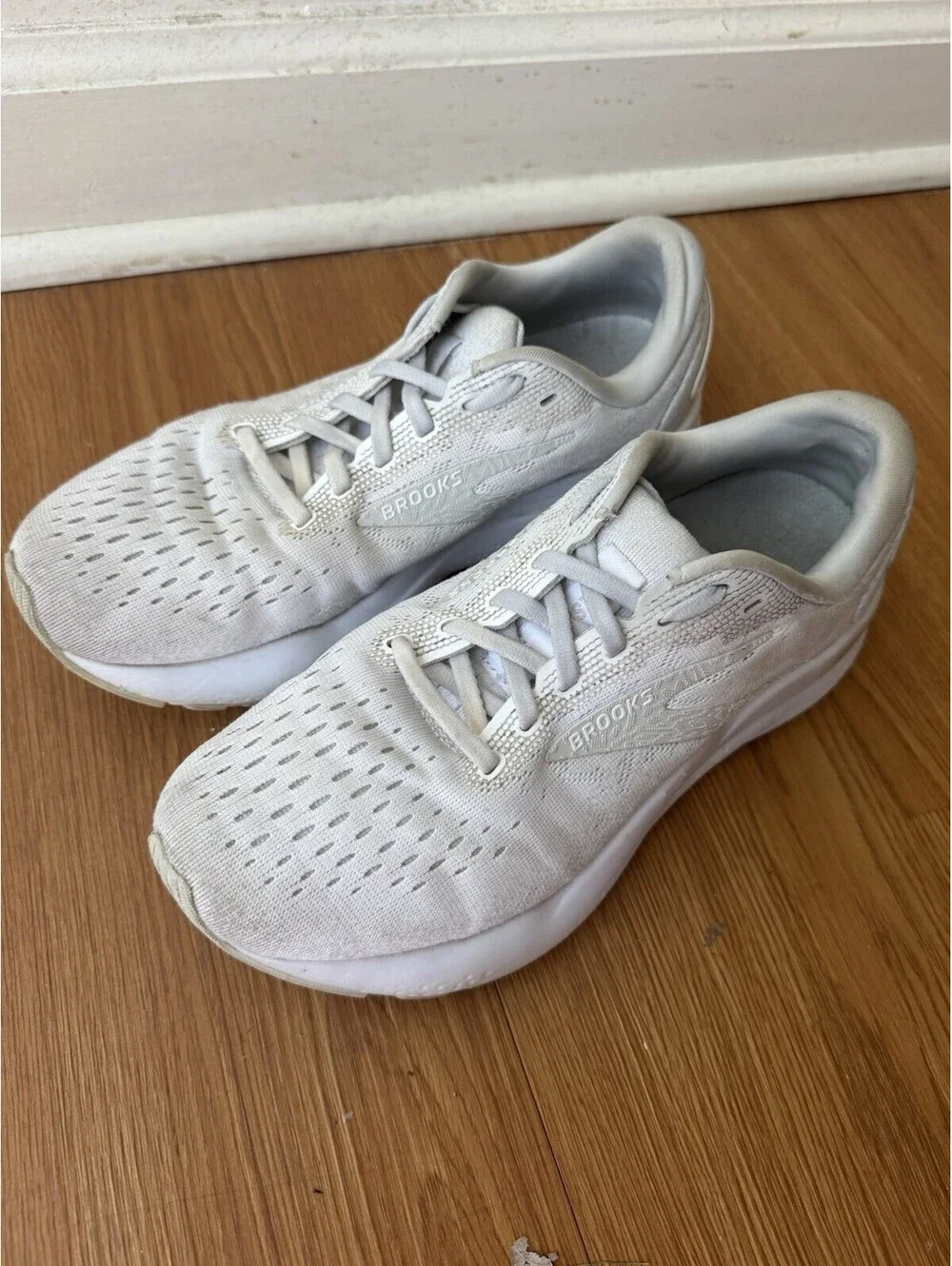 Brooks Ghost 16 Shoes Women 7.5 White Grey Running Comfort Trainer Sneakers
